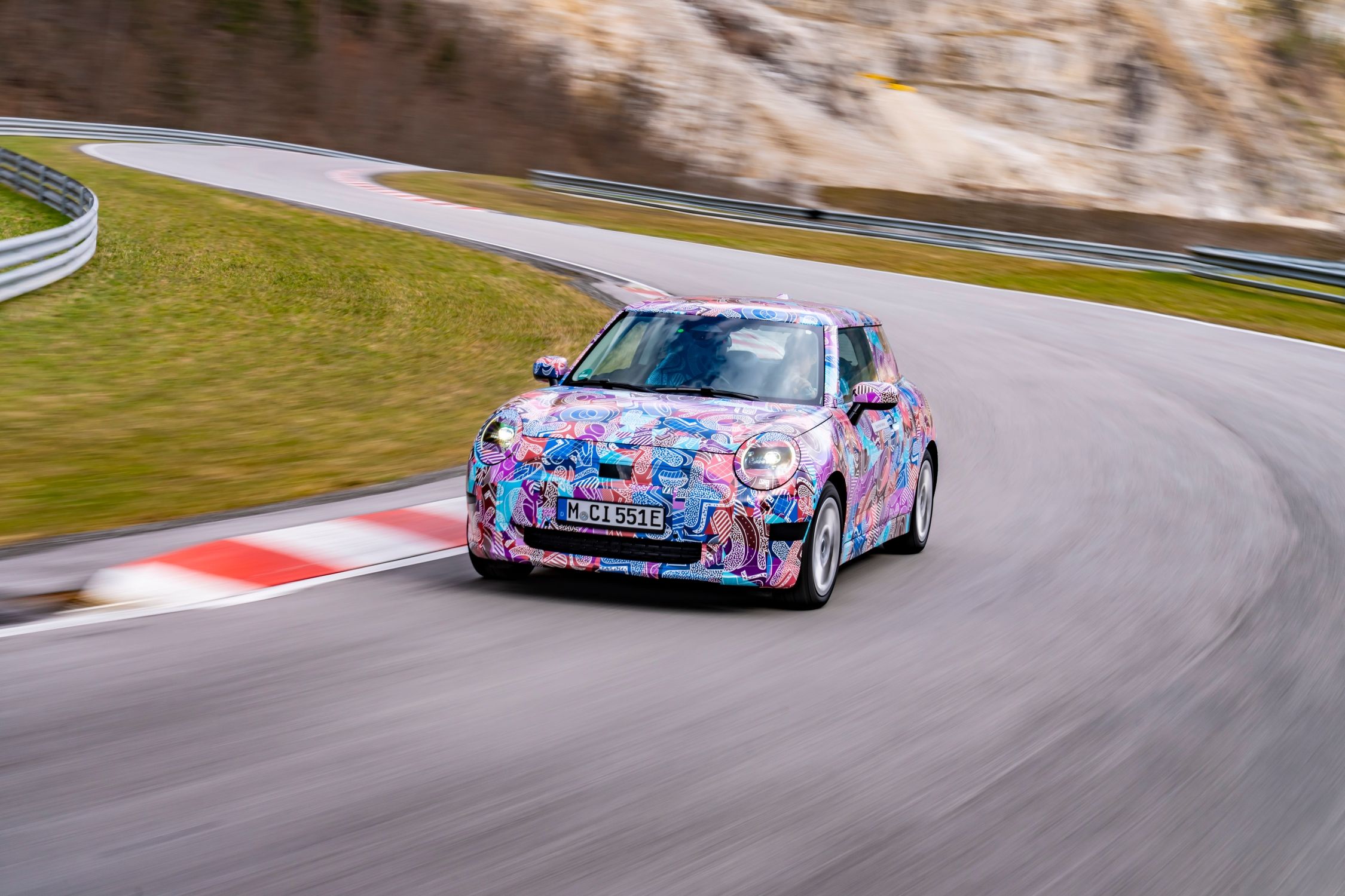 J01_electric_cooper_SE_05 MotoringFile